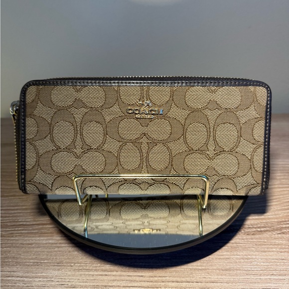 EUC-Coach Accordion Zip Wallet In Signature Jacquard - Picture 1 of 10